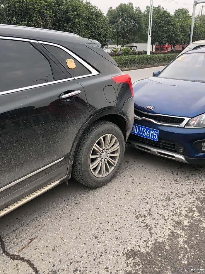 提车1周被追尾凯迪拉克vs起亚