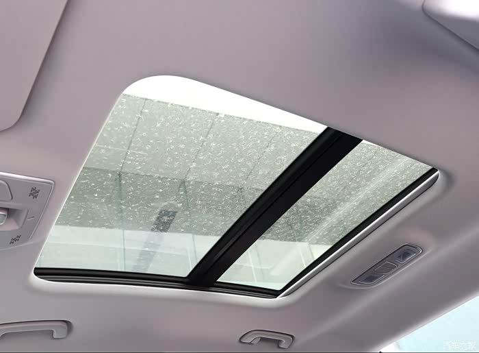 天气太热了,打开全景天窗凉快凉快,只需一键就可以打开天窗.