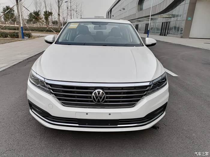 大众朗逸配置还是比较合理的,,前脸比较大气,标志中网很大,显得前脸很