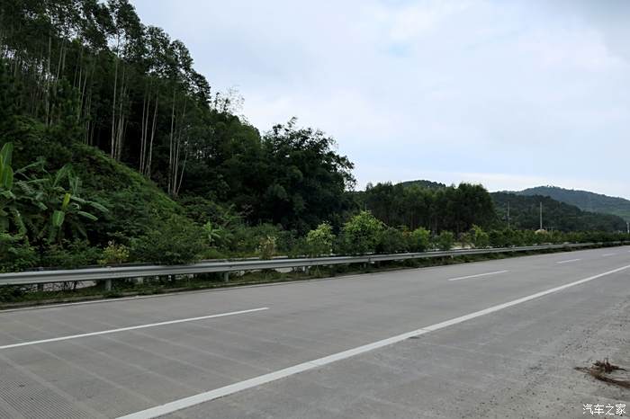 出了钦州市区,沿钦东高速前往防城港,然后通过滨海公路到东兴.