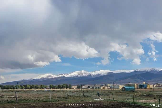 回头看,山顶的积雪清晰可见,云很低 眼前所见之景太不真实了