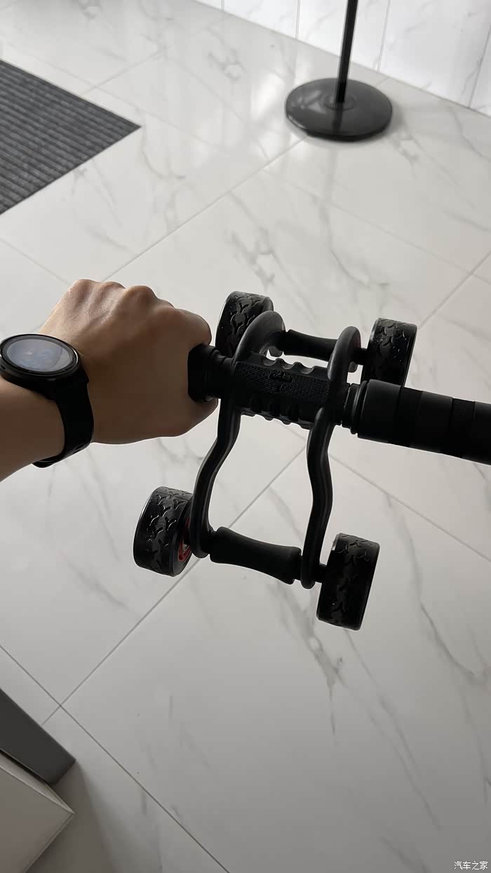 成了,单杠悬吊二分钟