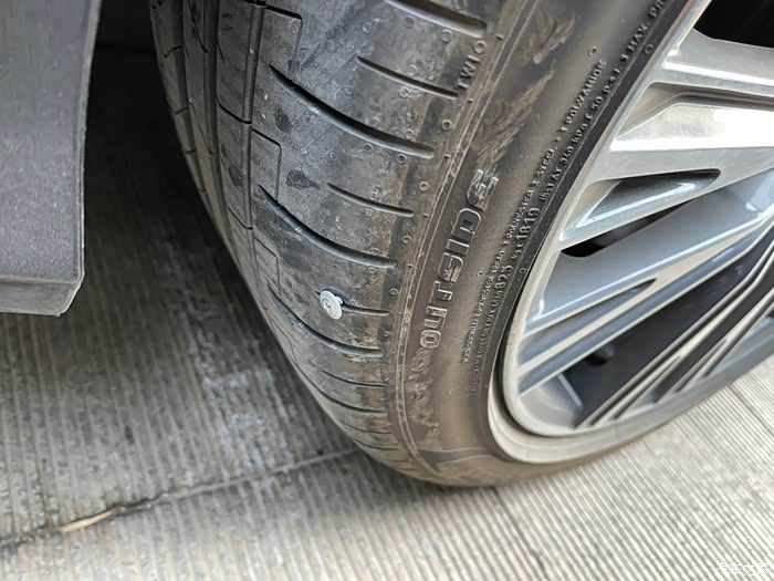 奥迪a6l加大轮骨扎个钉子