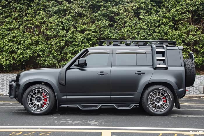 今日分享哑光黑武士风的路虎卫士