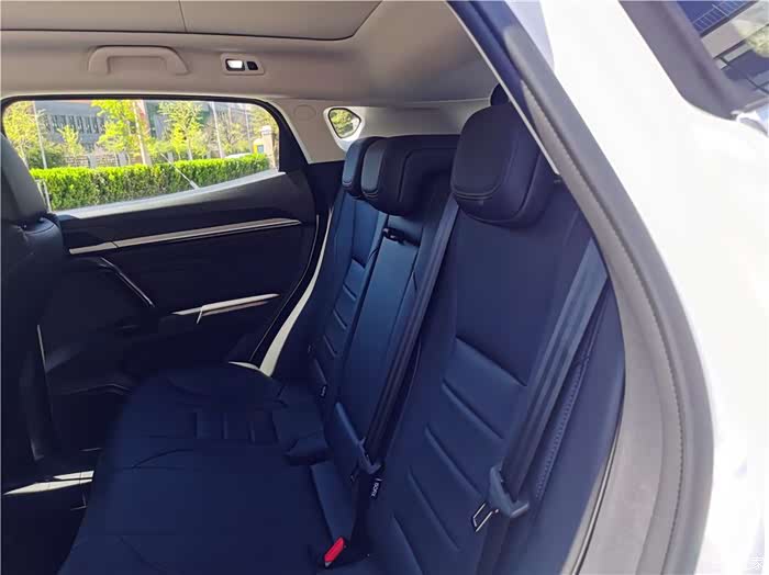 最后后排空间,整体还挺宽敞的,横向坐三个人都挤,作为款家用suv我对f5