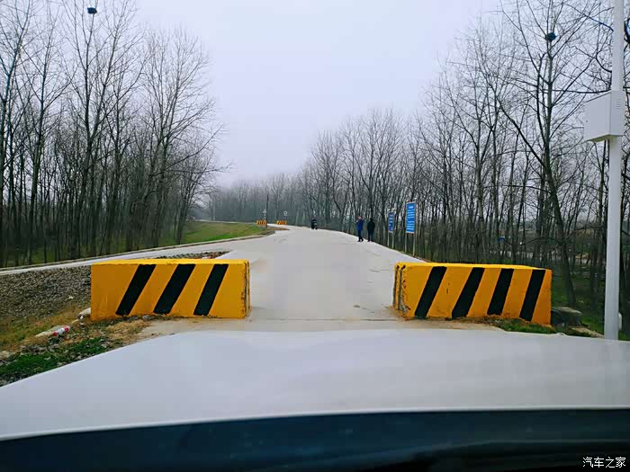 走在江边蜿蜒的江堤路,隔几百米就有这种限宽的石墩.