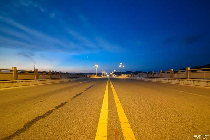 解锁新视角广角镜头里的小城夜色