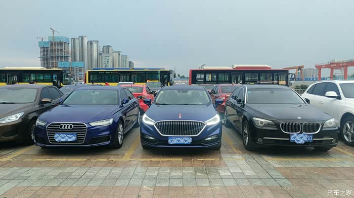 【图】街拍h5和其他豪车的外观对比,说说看上去怎么样_红旗h5论坛