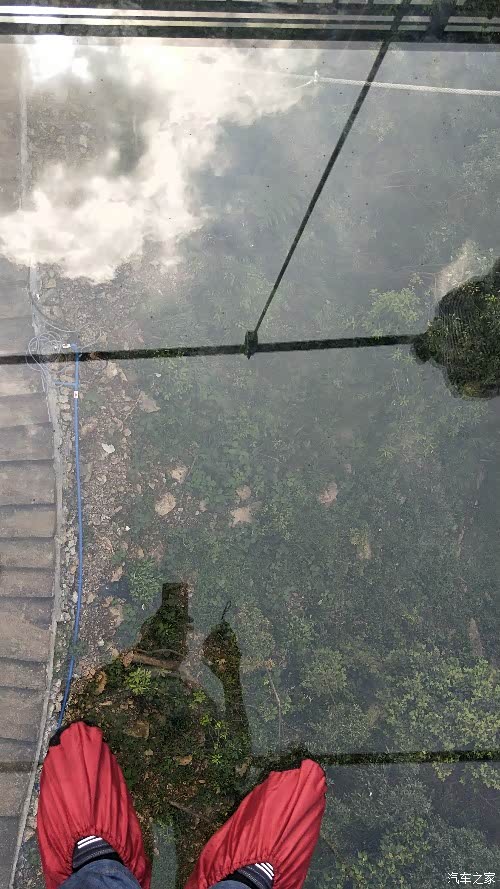 玻璃桥往下面看还是蛮壮观
