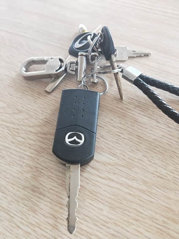 遥控器汽车解锁距离很远就可以,都是锁车就不行了要到车很近才行,这个