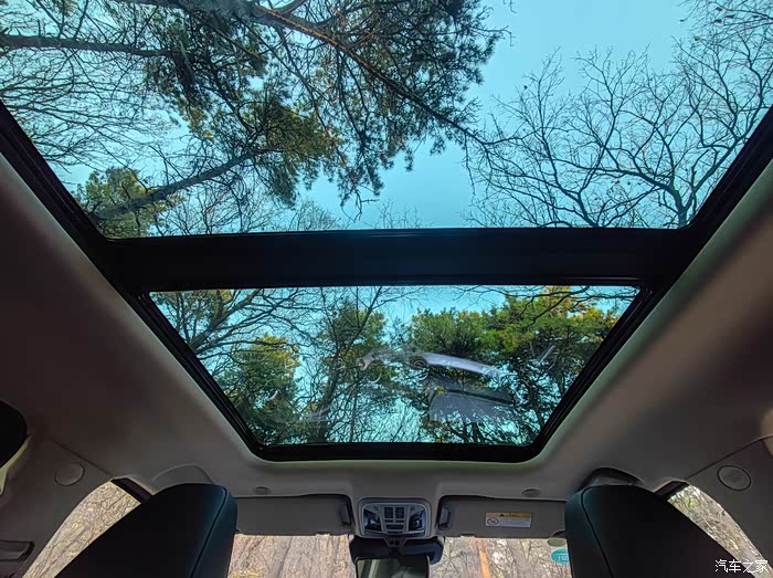 全景天窗的尺寸很大,采光效果非常不错,很适合在兜风的时候打开,不过