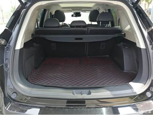 这下可以看看它的后备箱空间,大不大?深不深?