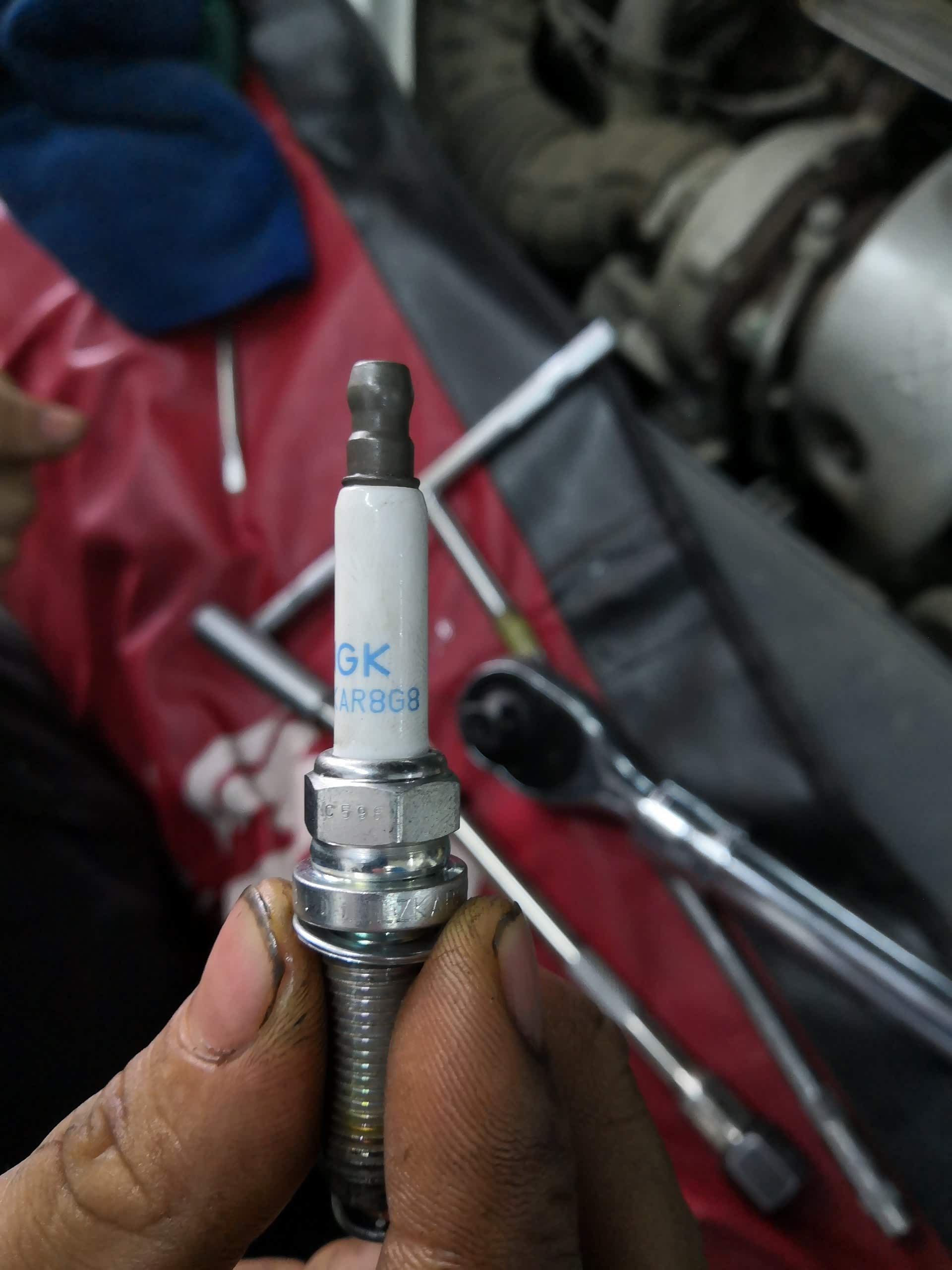 上周六4s给检查的其中一个火花塞,我拍的两张照片.求大神鉴定鉴定啊.