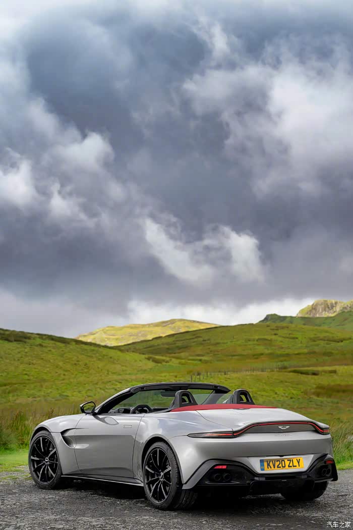 灰白色阿斯顿马丁,豪华敞篷,犀利车灯,我早已深深地爱着它了.