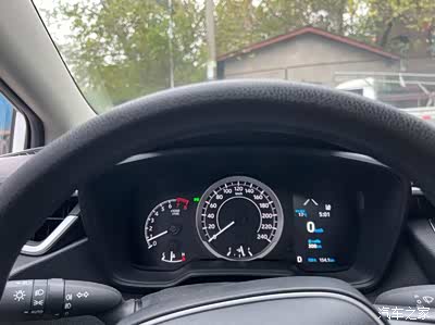 顶配车型是全液晶仪表盘,但我觉得这个就已经够用了,比我过去的破本田