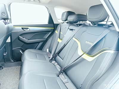 哈弗初恋的后排空间很宽阔.