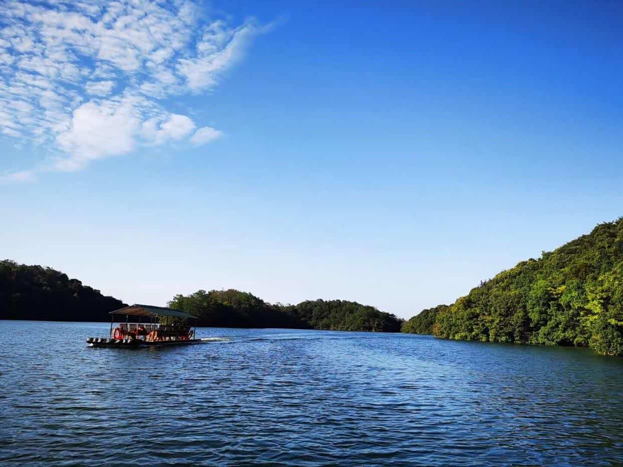 素有江西 "千岛湖"和"庐山西海"美称的柘林湖风景名胜区