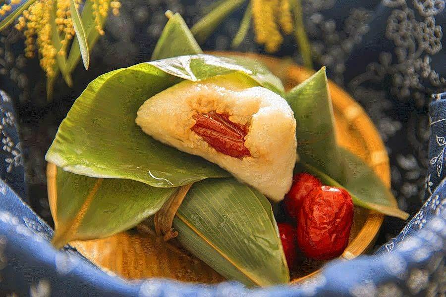 苏州粽子是呈长而细的四角形有鲜肉枣泥豆沙猪油夹沙等品