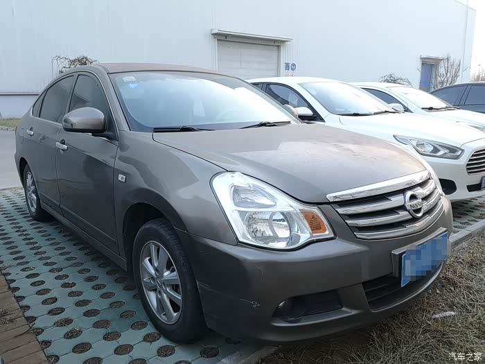 感觉老款轩逸车头非常的高大,还是挺霸气的.