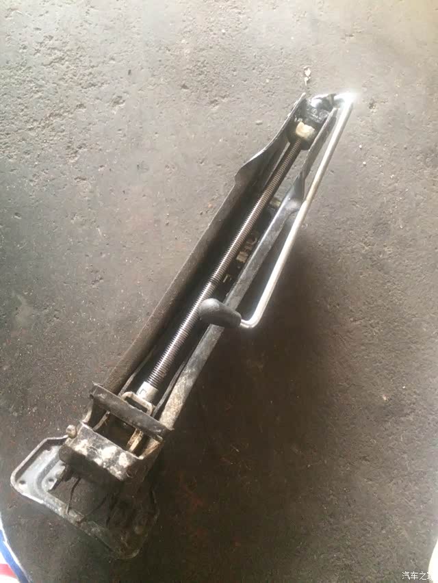买了个奥迪a8的千斤顶,太垃圾