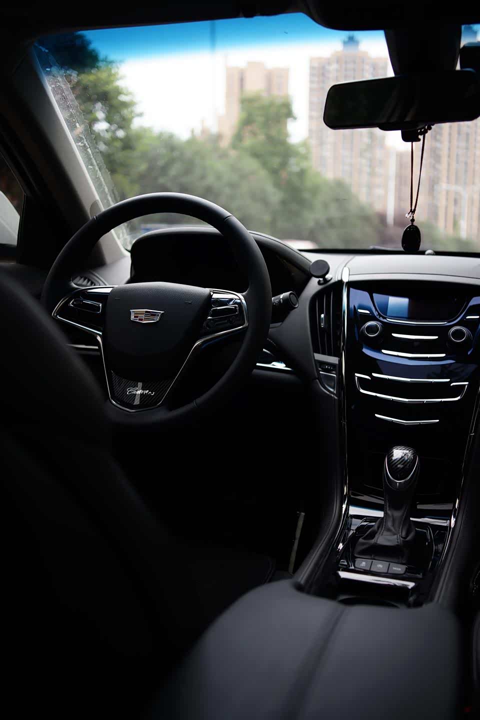 凯迪拉克ats-l的中控盾形设计非常个性化,时尚气息浓郁.