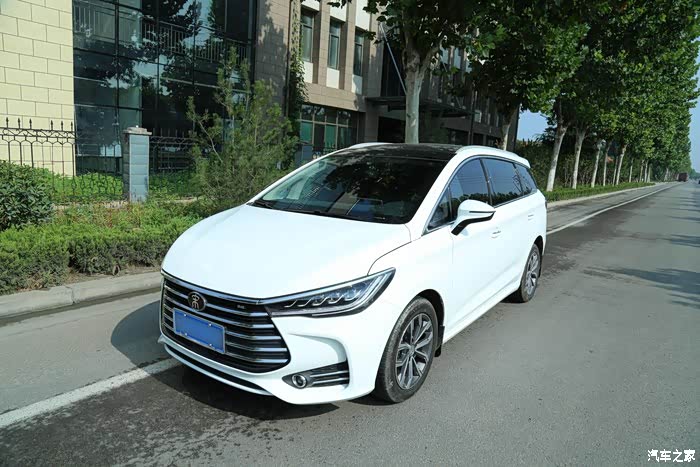 白色宋max很大气,毕竟白色也是大众颜色.