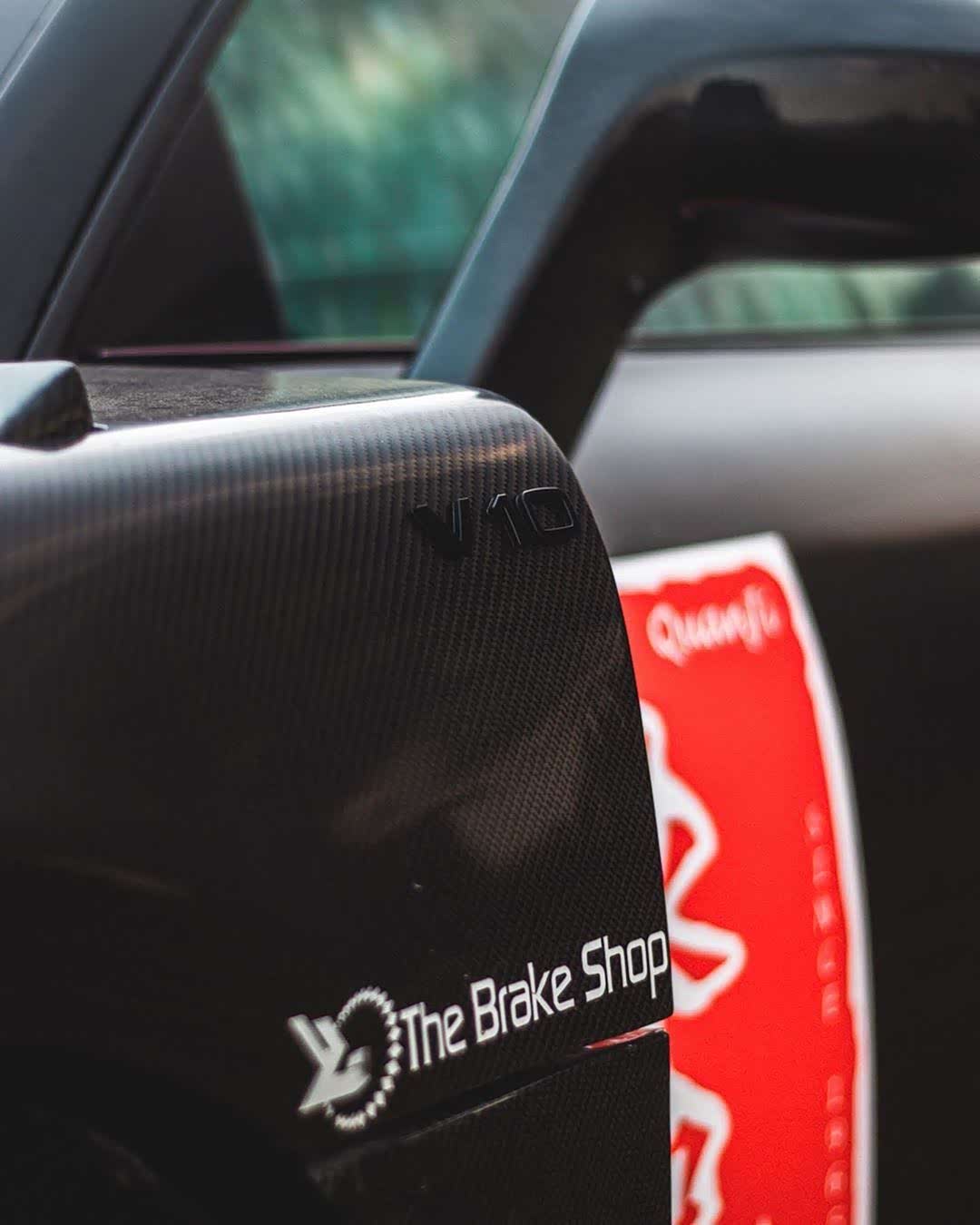 奥迪r8尾翼上的表情包很可爱