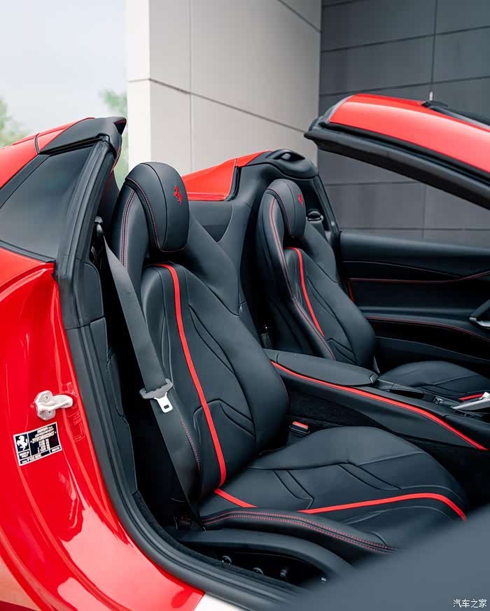 法拉利812 gts红色的车身,黑色的内饰,相互衬托.