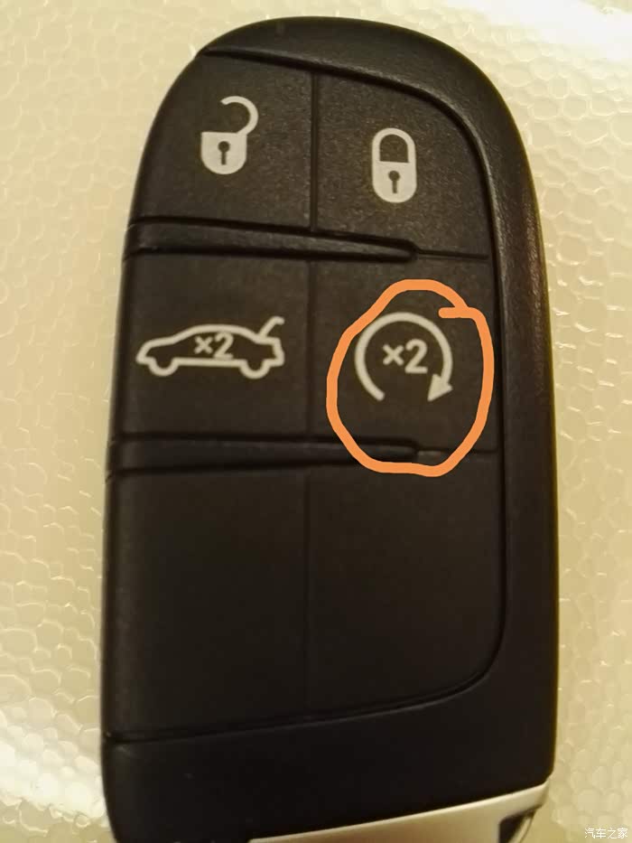 锁好车门后人在车外,拿好遥控车钥匙连续按二次遥控着车键…试试?