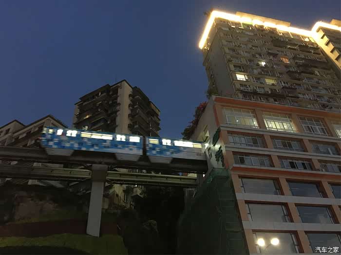 李子坝轻轨站,在抖音上有看到,虽说是个蛮无聊的景点,但还是值得来看