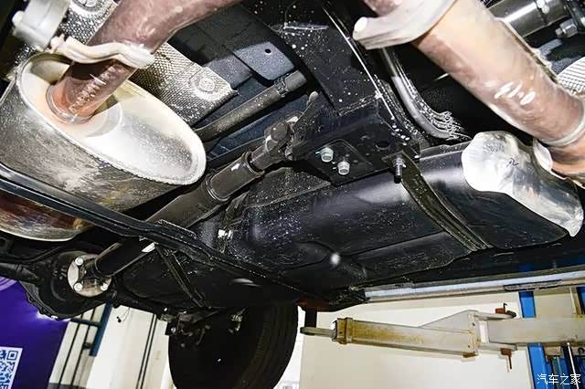 荣威rx8的底盘和防撞梁实测