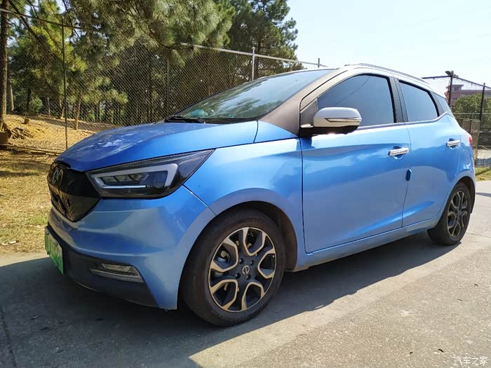 天蓝色车身加白色车顶套色设计,很舒服的感觉