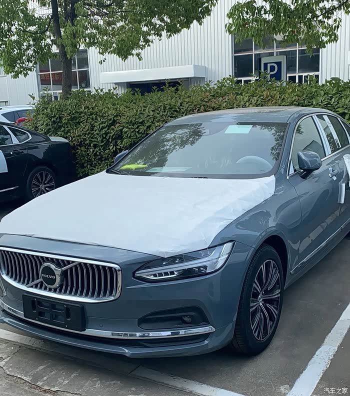 于是,21款出现了闪银灰,作为贻贝蓝的替代者,也是我