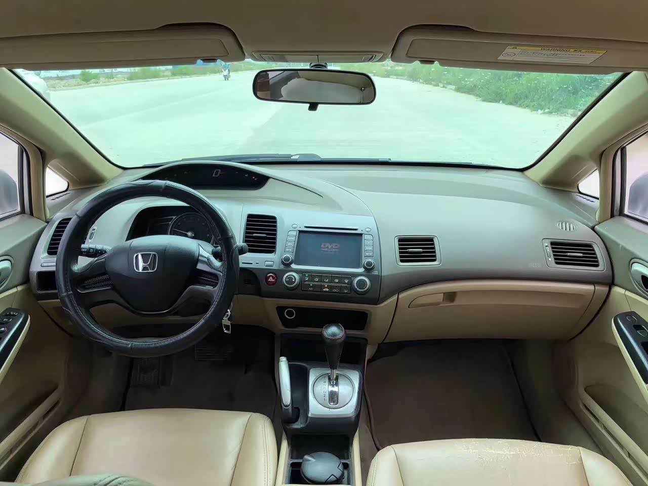 老款的本田思域内饰有点个性就是外形一般般