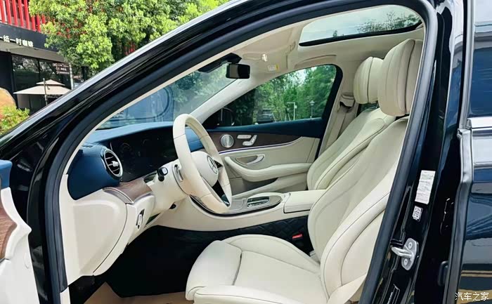 出22年奔驰e300l立标豪华版游艇蓝内饰