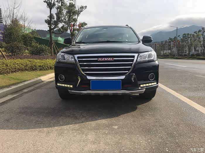 好说歹说,最后好友还是决定自己开车过来,他的是一辆黑色的哈弗h2.