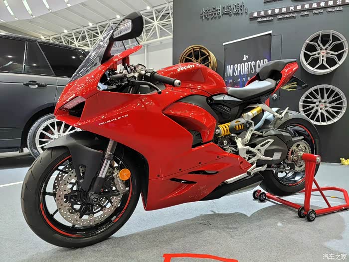 炙热性感的杜卡迪红满眼的机械之美