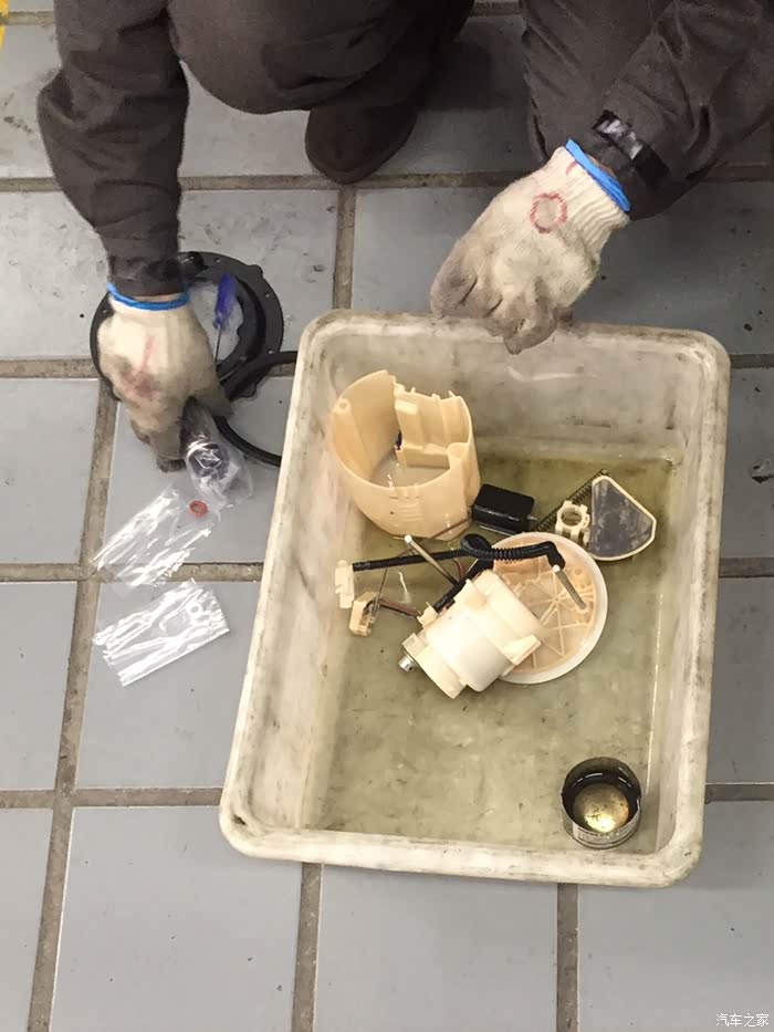 拆开的油泵,左上就是待换的阀芯