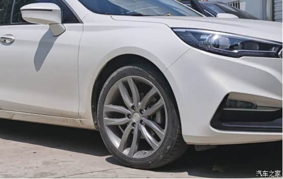 h5的颜值还是很高的,给了我很好的第一印象,车身修长大气,19寸轮毂也
