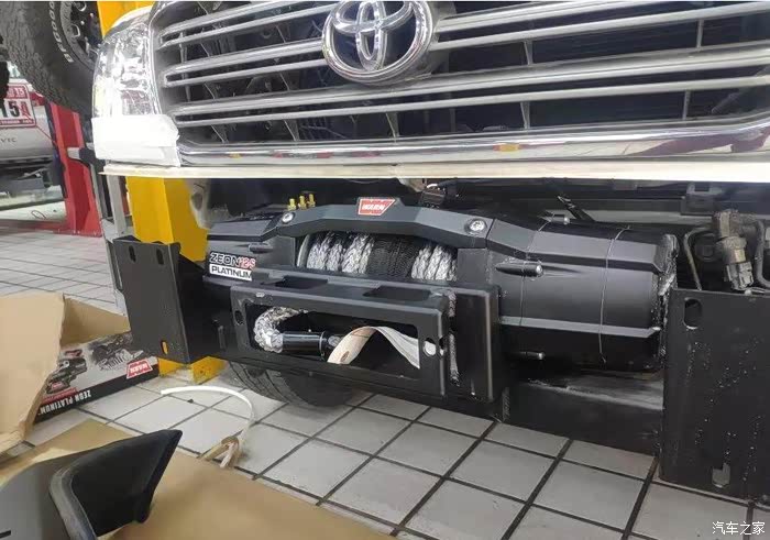 丰田陆巡改装前杠加装绞盘,越野放心噪!