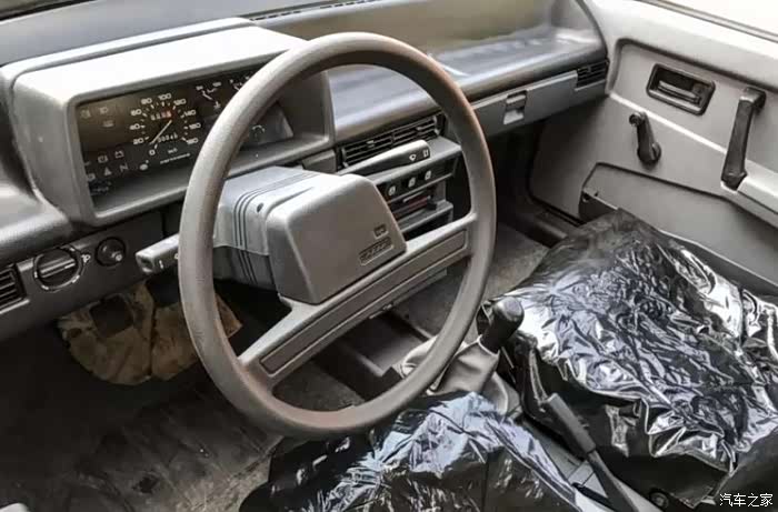 一辆嘎嘎新的拉达2109在车库里放了近三十年保存完好