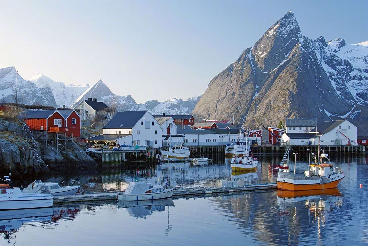 挪威雷讷小镇气候宜人海岸线的红房子景观更是一流