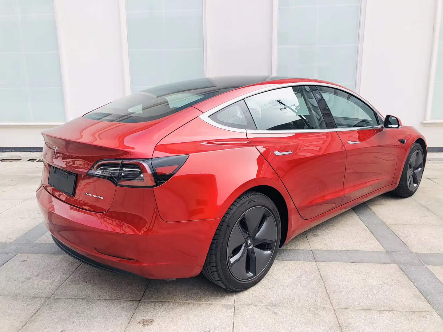 红色的特斯拉最具个性