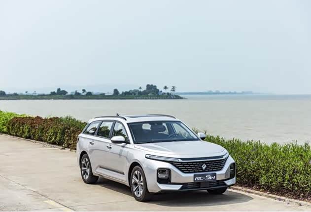 新宝骏rc-5w的设计比一般的旅行车更加美观漂亮