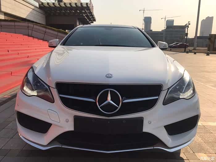 白色的奔驰,车头设计真是大气有气质,黑色的内饰更是优雅迷人.