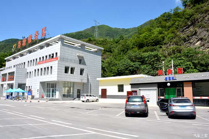 11点我们到g8513平绵高速的洛塘服务区休息.