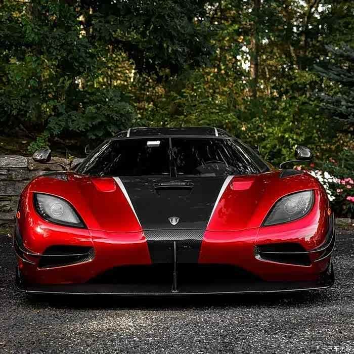 12 | 回复: 0 科尼赛克论坛 红色的科尼塞克,车头中间有着黑色,让人