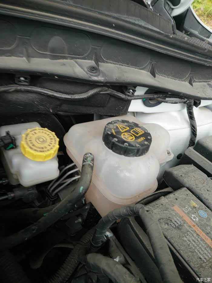 【图】zs过了个泥巴坑,水箱烂了,防冻液漏完了,没发开了,哎,_名爵zs