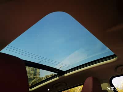 超大的全景天窗,看看着阳光十足,却不"晒脸",暖洋洋的.