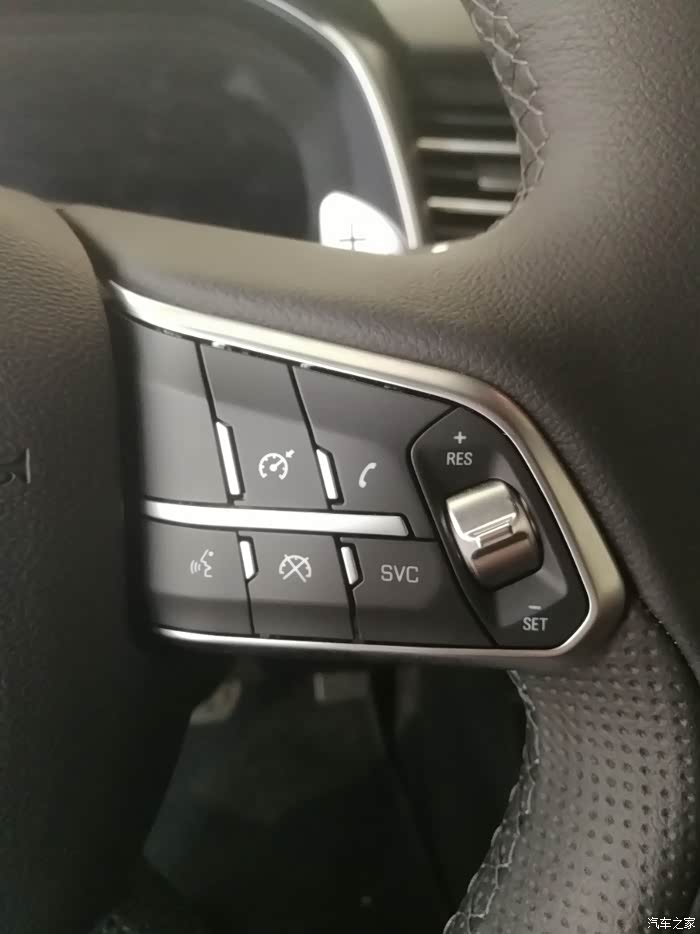方向盘上面功能按键很多,定速巡航,智能语音,右前盲区监视,蓝牙电话